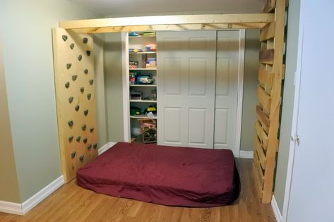 #indoorjunglegym DIY monkey bars indoor playground climbing wall storage closet pallet upcycle Diy Monkey Bars, Indoor Monkey Bars, Indoor Jungle Gym, Jungle Decor, Kids Basement, Rock Climbing Wall, Indoor Climbing, Jungle Gym, Monkey Bars