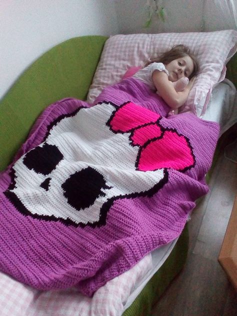 Monster High Crochet Blanket, Monster High Crochet Pattern, Monster High Blanket, Monster High Crochet Patterns Free, Crochet Monster High, Small Crochet Gifts, Crochet Monster, Monster High Clothes, Crochet Monsters