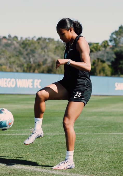 Pro Soccer Player Aesthetic, Soccer Player Aesthetic, Player Aesthetic, Soccer Backgrounds, Soccer Season, Goal Board, Female Soccer Players, Beach Fits, Soccer Motivation