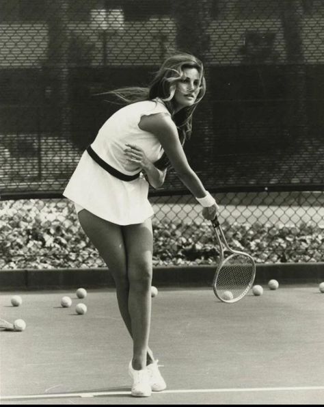 Woman playing tennis Hannie Caulder, Tennis Girl, Terry O Neill, Tennis Photos, Tennis Aesthetic, Tennis Life, Playing Tennis, Tennis Tournaments, Clubbing Aesthetic