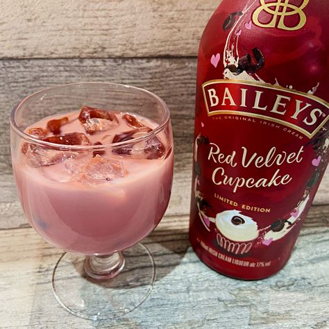 Fruity Drink Recipes, Baileys Drinks, Baileys Cocktails, Boozy Chocolate, Pretty Alcoholic Drinks, Red Velvet Cupcake, Jello Shot Recipes, Liqueurs Recipes, Red Cake