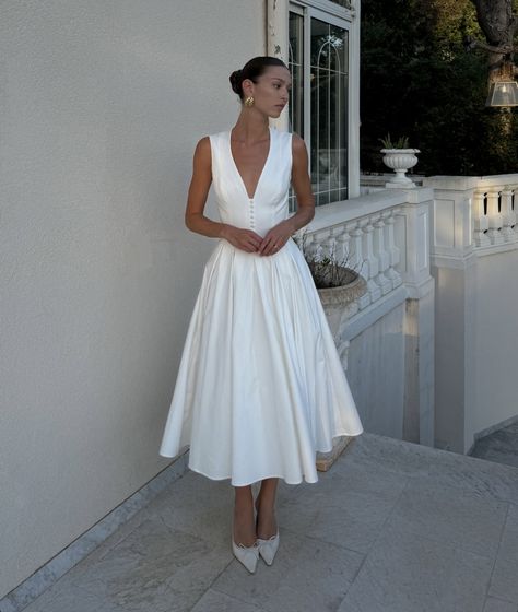 Classy White Dress Long, Welcome Party Outfit, Chic White Structured Dress, Chic Off-white Midi Dress, Chic Flowy Off-white Midi Dress, Chic Sleeveless Off-white Midi Dress, Luxury Feminine Off-white Midi Dress, All White Party Outfits, Fashion Travel Outfit