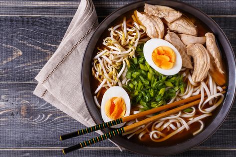 🐄 Receta de ramen de ternera, ¡delicioso! 🐄 #ramen #ramendeternera #sopas #sopasycremas #recetasasiáticas #platosasiáticos #gastronomíaasiática Snack Sani, How To Make Ramen, Food Budget, Ramen Restaurant, Noodle Bar, Ramen Soup, Shabu Shabu, Japanese Ramen, Ramen Recipes