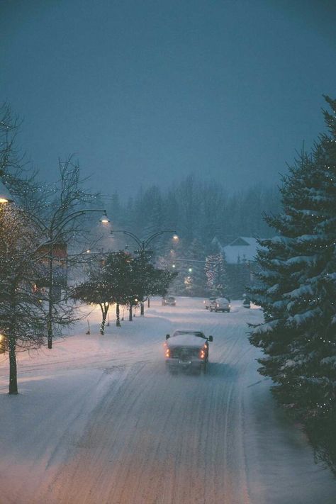 Vintage treasures, cozy corners, cloudy days Era Victoria, Winter Schnee, Winter Szenen, Street Lights, Winter Love, Winter Magic, Winter Scenery, Winter Beauty, Snow Scenes