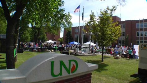 25 Tips For Attending The University Of North Dakota North Dakota Aesthetic, Dakota Aesthetic, Roommate Agreement, College Hockey, University Of North Dakota, Big And Rich, Hockey Season, Grand Forks, Slang Words