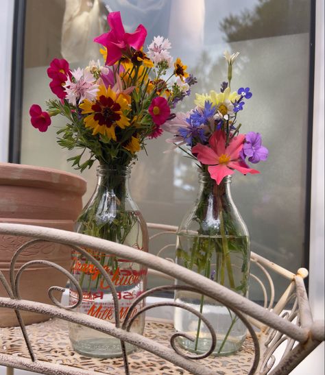 wildflowers in milk bottles because who needs vases? Hospitality Ideas, Bottle Flower Vase, Milk Bottles, Milk Bottle, Flower Vase, Wild Flowers, Glass Vase, Milk, Vase