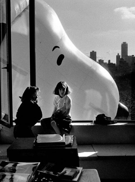 Snoopy through the Window During the Macy's Thanksgiving Parade Macy's Day Parade, Macys Thanksgiving Parade, Macy’s Thanksgiving Day Parade, Macys Parade, Thanksgiving Parade, Elliott Erwitt, Thanksgiving Day Parade, Managua, Wakayama