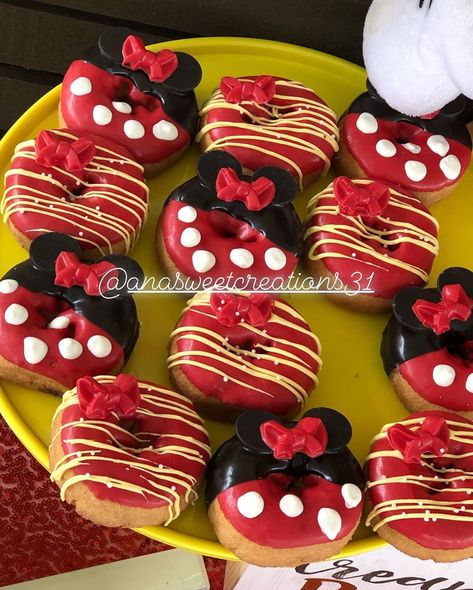 Mickey Mouse Donuts Ideas, Red And Pink Minnie Mouse Birthday, Minnie Mouse Birthday Party Ideas Diy, Minnie Mouse Donuts Pink, Red Minnie Mouse Party, Baby Shower Girl Gifts Basket, Minnie Mouse Cupcakes Red, Car Cake Tutorial, Γενέθλια Mickey Mouse