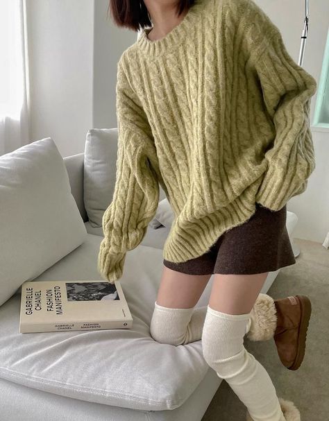 Aran Jumper Outfit, Green Knitted Sweater Outfit, Comfy Oversized Outfits, Oversized Sweater Aesthetic, Cable Knit Sweater Outfit, Nerd Outfits, Knit Sweater Outfit, Pullovers Outfit, Jumper Outfit