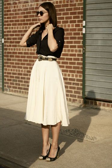 Those shoes! The skirt length is perfect. What an impeccable look! Weekend Mode, Mode Pop, Ivory Skirt, Black And White Outfit, Look Office, Rocker Girl, Woman In Black, Fashion Christmas, Victoria Secrets