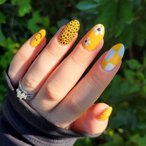 Brighten Your Day with These Refreshing Yellow Nail Art Designs Yellow Color Nail Art, Nail Art With Yellow Polish, Nail Art Yellow Ideas, Nail Yellow Design, Nail Art Designs Yellow, Nail Designs Yellow, Yellow Nail Ideas, Nail Art Yellow, Yellow Nail Art Designs