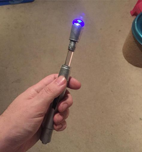 More DIY Goodness - Make A Simple Doctor Who Sonic Screwdriver Prop! (9th/10th Doctor) — Steemit Sonic Screwdriver Diy, Doctor Who Sonic Screwdriver, Doctor Who Drawings, Ninth Doctor, Sonic Screwdriver, Diy Props, Twelfth Doctor, 10th Doctor, Tenth Doctor