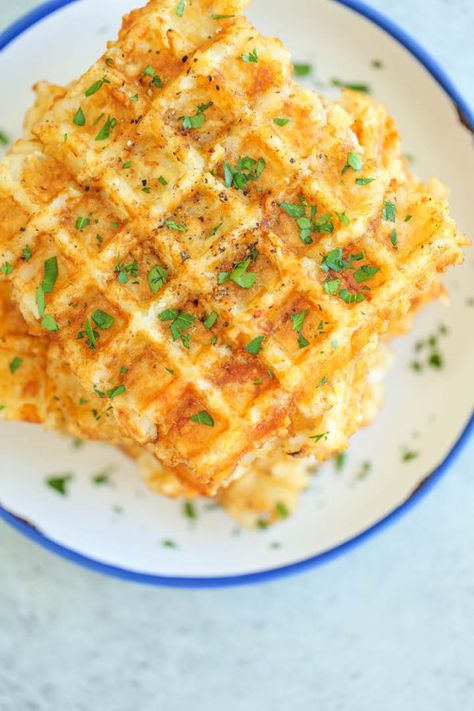 Tater Tot Waffles - Yes, you can turn tater tots into the BEST WAFFLES ever using a waffle iron! Seriously. Breakfast doesn't get any easier, or tastier!! Tot Waffle, Hash Brown Waffles, Tater Tot Waffle, Savory Waffle Recipe, The Best Waffles, Best Waffles, Easy Tater Tots, Cornbread Waffles, Waffle Iron Recipes