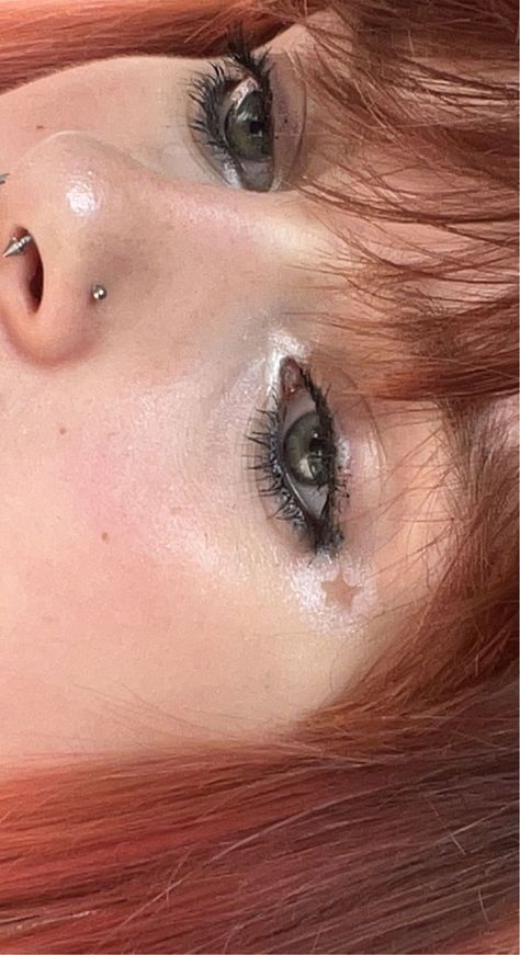 Star Highlighter Makeup, Star Eyeshadow Makeup, Simple Star Makeup, Highlighter Eye Makeup, Star Makeup Ideas, Star Inner Corner Makeup, Star Eye Makeup Look, Artsy Makeup Looks Aesthetic, Highlighter On Eyes