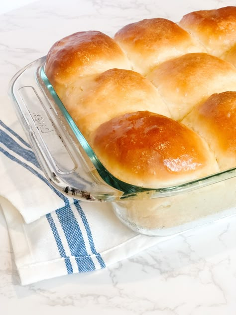 Interested in amazing dinner rolls that make you super happy? These Sourdough Dinner Rolls are so soft and delectable! Best Sourdough Starter Recipe, Sourdough Dinner, Sourdough Sandwich Bread Recipe, Sourdough Dinner Rolls, Sourdough Sandwich Bread, Sandwich Bread Recipe, Types Of Sandwiches, Sourdough Bread Sandwiches, Sourdough Sandwich