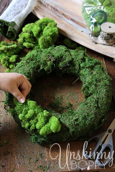 Moss Ideas, Moss Christmas, Natural Wreaths, Diy Reindeer, Homemade Christmas Wreaths, Reindeer Wreath, Handmade Christmas Wreaths, Moss Wreath, Moss Decor