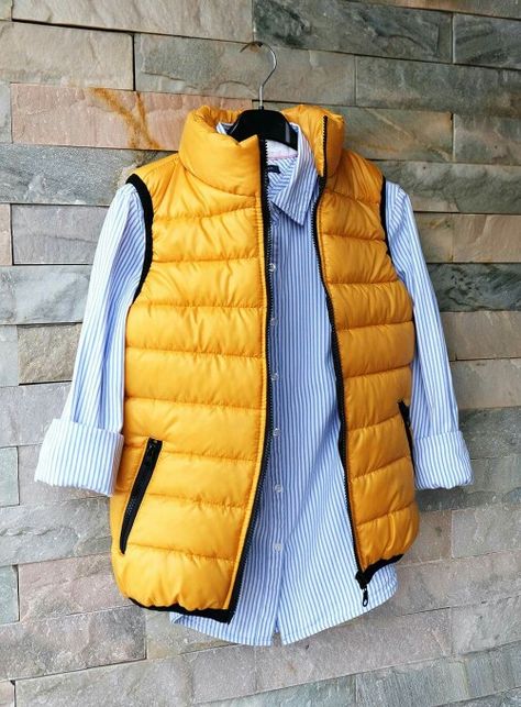 Puffer Vest Outfit Men, Vest Outfits Men, Puffer Vest Outfit, Yellow Vest, Outfits Hombre, Mens Casual Dress Outfits, Mens Casual Dress, Vest Outfits, Mens Vest