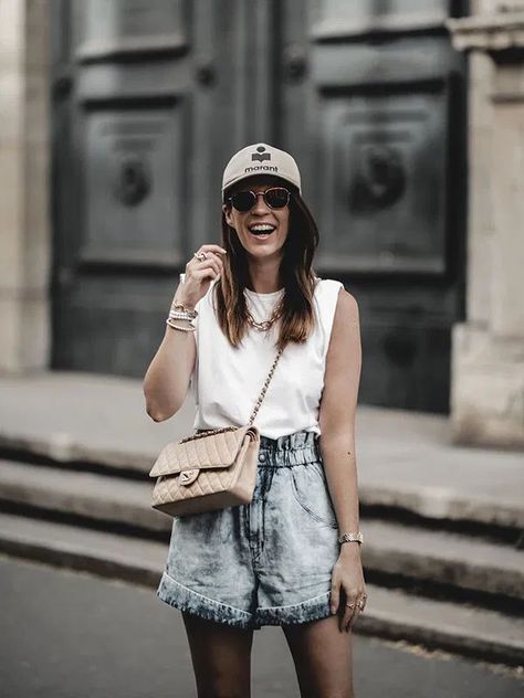 Un look estival associant le short Isabel Marant Itea à un tee-shirt aux épaules marquées, la casquette Tyron et un sac Chanel beige. Chanel Beige, Look Short, 2020 Fashion, Timeless Classic, Isabel Marant, Baby Fashion, Tee Shirt, Porter, Manicure