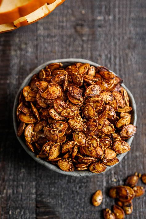 Sweet and savory, Maple Roasted Pumpkin Seeds with smoked paprika, cumin, cayenne and cinnamon. A tasty vegan snack, perfect for fall. Roasted Pumkin Seeds, Maple Roasted Pumpkin Seeds, Pumpkin Seeds Baked, Pumpkin Seed Recipes, Maple Pumpkin, Vegan Snack, Roasted Pumpkin, Roasted Pumpkin Seeds, Roast Pumpkin