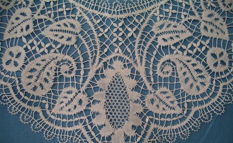 Bedfordshire lace collar. Pattern from Northamptonshire Museum pattern book. Back Bucks Point Lace Contemporar... Lace Collar Pattern, Crochet Lace Collar, Romanian Lace, Bobbin Lacemaking, Irish Crochet Motifs, Linen Layers, Types Of Lace, Bobbin Lace Patterns, Point Lace