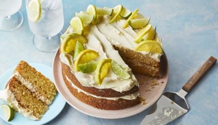 Gin and tonic cake recipe Wimbledon Recipes, Gin And Tonic Cake, Berry Scones Recipe, Lime Frosting, Berry Scones, School Cake, Cheese Straws, Bbc Food, Strawberry Slice