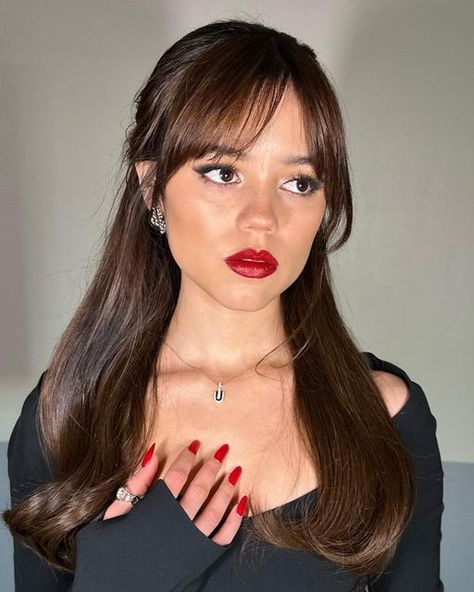 Clayton Hawkins on Instagram: "@jennaortega last night 🪄 mu @allanface style @mrenriquemelendez #hairbyclay #aframeagency #jennaortega #wednesdayaddams #wednesdaynetflix #glam #behindthescenes" Bangs With Medium Hair, Trending Haircuts, Hair Photo, Jena, Jenna Ortega, Hairstyles With Bangs, Hair Trends, Cortes De Cabello Corto, Short Hair Cuts