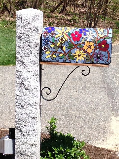 Mosaic Mailbox Mosaic Mailboxes Diy, Mailbox Ideas Painted, Mosaic Mailbox Ideas, Decorated Mailboxes, Treehouse Decor, Painted Mailboxes, Teaching Crafts, Letter Boxes, Art Aesthetics