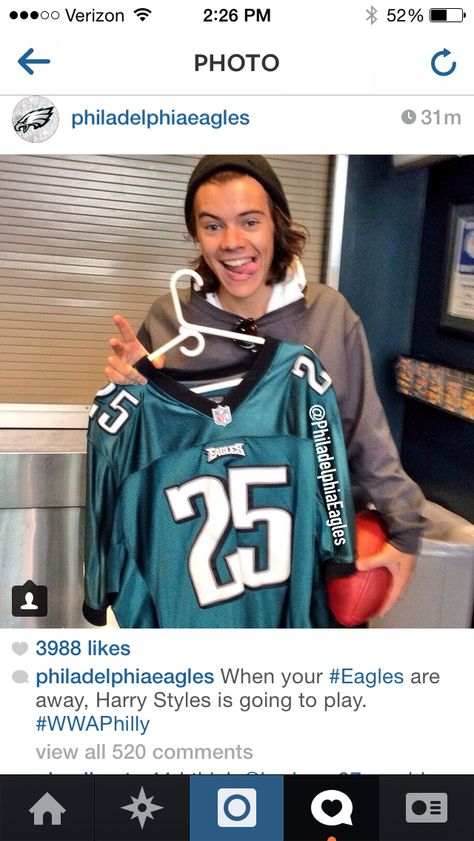 Harry & his Eagles jersey Harry Styles Jersey, Hary Styles, Harry Styles 2013, Eagles Jersey, Men Mode, Eyebrows On Fleek, One Direction Harry Styles, One Direction Harry, Harry Styles Pictures