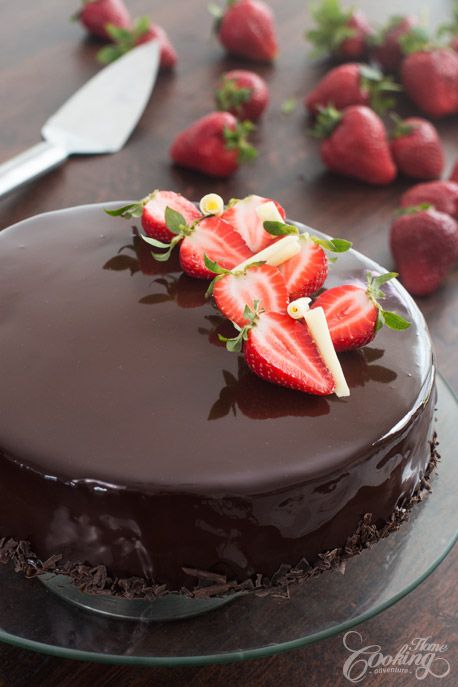 Chocolate Mirror Glaze, Dark Chocolate Cake, Mirror Cake, White Chocolate Mousse, Strawberry Jelly, Cake Chocolat, Strawberry Chocolate, Dark Chocolate Cakes, Strawberry Cakes