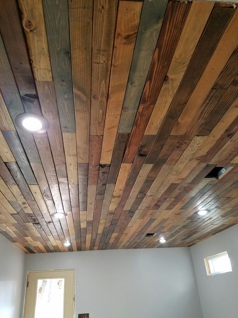 Pallet wood ceiling. Pallet Wood Ceiling Diy, Pallet Wood Ceiling Ideas, Pallet Ceiling Diy, Pallet Board Ceiling, Laminate Ceiling Ideas, Pallet Ceiling Ideas, Cool Ceiling Ideas, Pallet Wood Ceiling, Rustic Ceiling Ideas