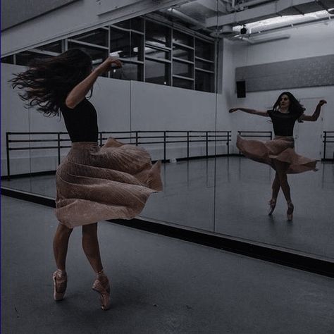 Greta Falcone, Dancer Lifestyle, Jenny Slate, Ballet Pictures, Ballet Beauty, Dance Tutorial, Ballet Inspiration, Dancing Aesthetic, Ballet Photography