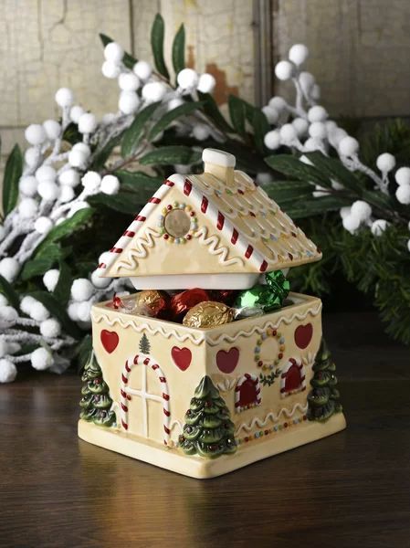 Spode Tree Gingerbread House, Green Christmas Decor, Christmas Tree Gingerbread, Christmas Tree Train, Gingerbread House Candy, Crea Fimo, Christmas Cookie Jars, Jar Ceramic, Festive Table Setting