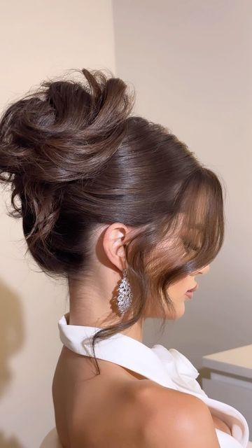 Updo Hairstyles For A Wedding, Old Fashion Hairstyles Curls, Wedding Hair In Bun, Hairstyles For Important Events, Elegant Hair Up Styles, Bun For Wedding Hair, Medium Hair Bun Styles, Updos For Medium Length Hair Formal, Prom Hairstyles Up Do