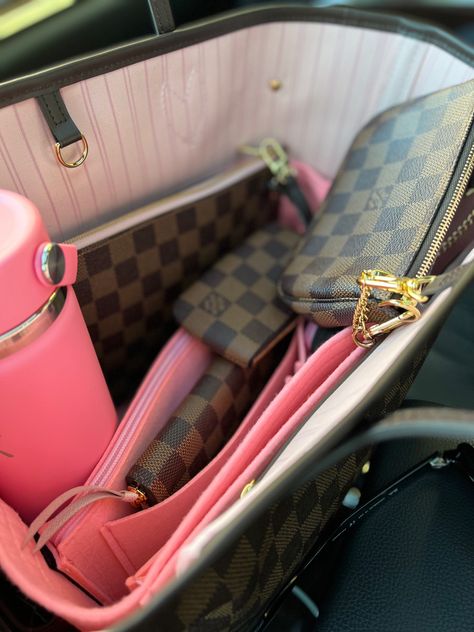 What’s In My Neverfull, Baddie Purses, What's In My Purse, Lv Neverfull, Inside My Bag, Hot Bags, Louis Vuitton Neverfull Mm, What In My Bag, Neverfull Mm