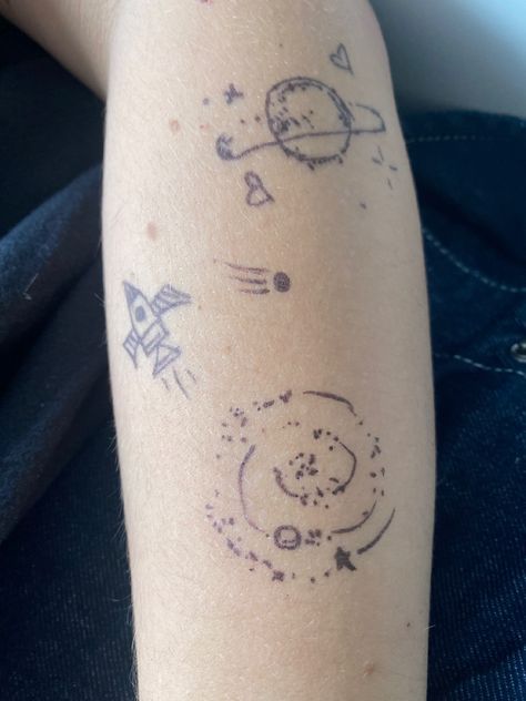 Arm Doodles Sharpie, Drawing On Hand Doodles, Arm Doodles, Stuff To Draw On Your Hand, Arm Drawing, Sharpie Doodles, Pen Tattoo, Hand Doodles, Hand Art