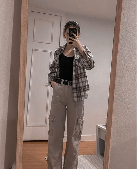 Cream Baggy Pants Outfit, Brown Baggy Pants Outfit, Winter Inspo Aesthetic, Beige Cargo Pants Outfit, Cargo Outfits Women, Cargo Pants Women Outfit, Cargo Pants Outfit Ideas, Baggy Pants Outfit, Cargo Pants Outfit Women