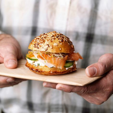 Mini burger au saumon fumé et fromage frais - Recette au fromage Summer Picnic Food, Mini Hamburgers, Mini Burger, Mini Burgers, News Cafe, Picnic Food, Picnic Foods, Summer Picnic, Chicken Burgers