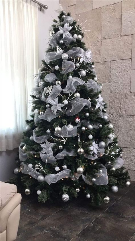 White And Silver Christmas Tree Ideas, Christmas Tree Colour Scheme, Black Christmas Decorations, Elegant Christmas Tree Decorations, Christmas Tree Inspo, White Christmas Tree Decorations, Pretty Christmas Decorations, White Christmas Tree Ideas, Silver Christmas Decorations