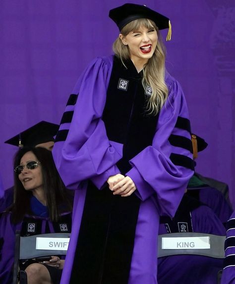 Dr Taylor Swift, Taylor Swfit, Commencement Speech, Comfort Person, Unsolicited Advice, Grad Photoshoot, Estilo Taylor Swift, Swift Photo, Red Taylor