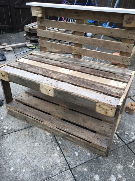 Diy Mud Kitchen Outdoor Play Pallets, Diy Pallet Kids Outdoor Play, Mud Kitchen Pallet Diy, Pallet Mud Kitchen, Pallet Ideas For Outside, Mud Bench, Outdoor Play Kitchen, Kitchen For Kids, Playhouse Interior