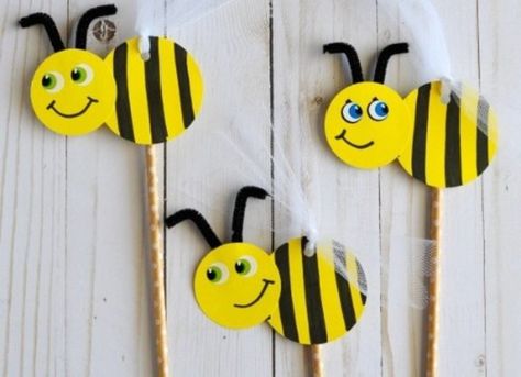 Diy Bee, Kraftangan Prasekolah, Bee Crafts For Kids, Diy Frühling, Diy Spring Crafts, Insect Crafts, Puppets For Kids, Puppet Crafts, Spring Kids