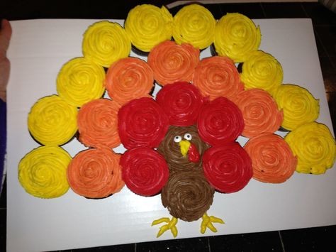 Easy turkey cupcake cake Easy Turkey Cake, Turkey Cupcake Cake, Thanksgiving Cupcakes Decoration Easy, Thanksgiving Cupcakes Decoration, Thanksgiving Cakes Decorating, Flower Cupcake Cake, Thanksgiving Food Crafts, Turkey Cupcakes, Turkey Cake