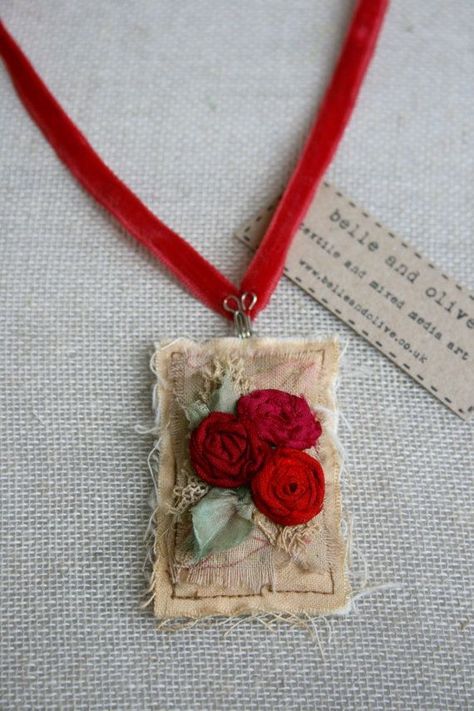 Hearts Red Sari, Fiber Art Jewelry, Diy Collier, Fabric Brooch, Roses Red, Felt Jewelry, Fiber Jewelry, Fabric Necklace, 자수 디자인