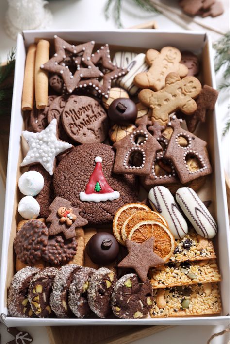 Modern Christmas Cookies, Christmas Cookies Boxes Ideas, Christmas Cookie Boxes, Christmas Cookies Packaging, Kitchen Ideas Apartment, Christmas Cookie Box, Christmas Treats Boxes, Christmas Cookies Gift, Cookie Boxes