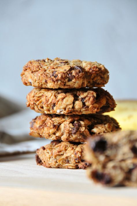 COOKIES FLOCONS D’AVOINE, BANANE, BEURRE DE CACAHUÈTES ET CHOCOLAT Easy Healthy Oatmeal, Power Cookies, Cookies Banane, Biscuits Diététiques, Healthy Oatmeal Cookies, Peanut Butter Oatmeal, Healthy Oatmeal, Peanut Butter Recipes, Healthy Cookies