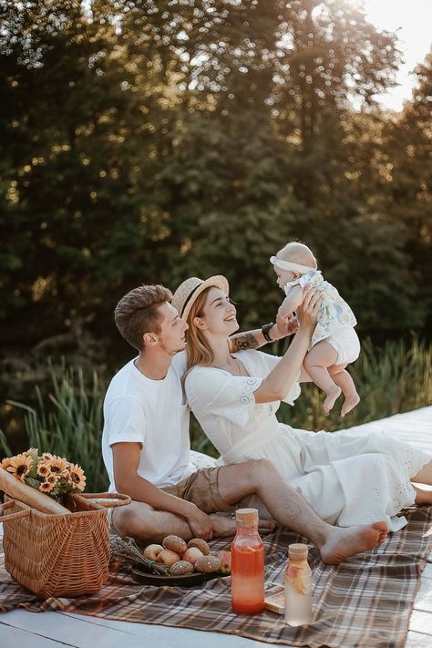 Picnic Photo Shoot, Outdoor Family Photoshoot, Picnic Pictures, Picnic Photography, Mommy And Me Photo Shoot, Family Photos With Baby, Family Photoshoot Poses, Family Maternity Photos, Outdoor Family Photography