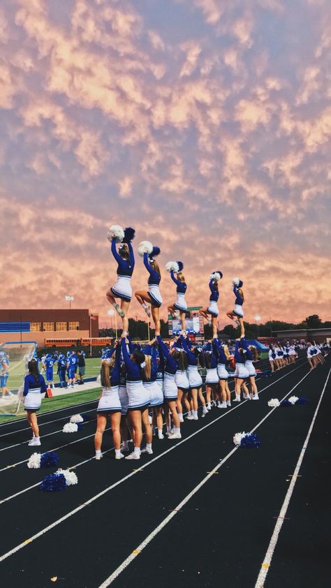 Friday Night Lights Friday Night Lights Cheerleaders, Friday Night Lights Cheer, American Dream Aesthetic, Exchange Year Usa, Friday Night Lights Aesthetic, American High School Aesthetic, American School Aesthetic, Highschool Sports, Usa High School