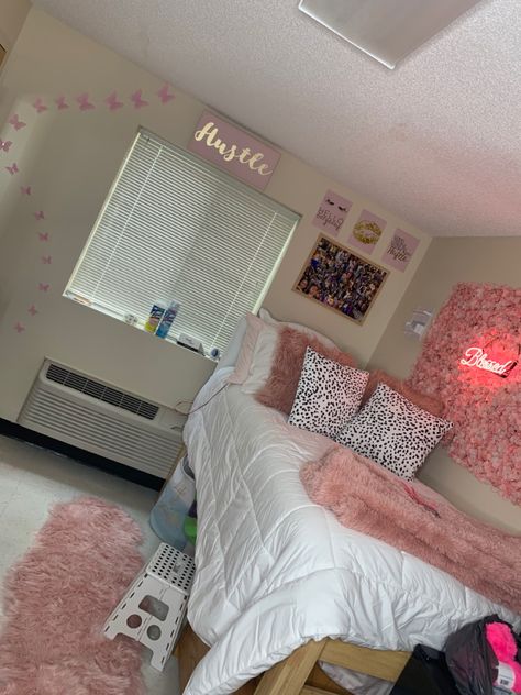 Luxury Dorm Room Aesthetic, Pink White Dorm Room, Dorm Room Decor Pink, Simple Pink Room Aesthetic, College Dorm Room Ideas Pink And White, Dorm Room Inspo Aesthetic Pink, Boujee Dorm Room, Simple Pink Room Ideas, Pink And Gray Dorm Room Ideas