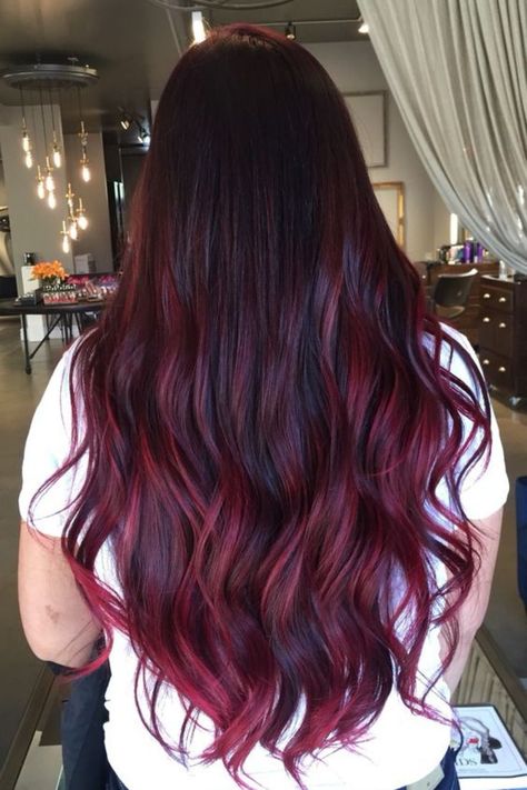 Découvrez le reste des idées en touchant l'épingle 👆 ou dans nos tableaux Pinterest ! Red Violet Ombre Hair, Dark Red Ombre Hair Burgundy, Bargandi Hairs, Balayage Colorado, Red Balayage On Black Hair, Mahogany Red Hair Color, Red Violet Balayage, Beliage Hair, Pelo Color Borgoña