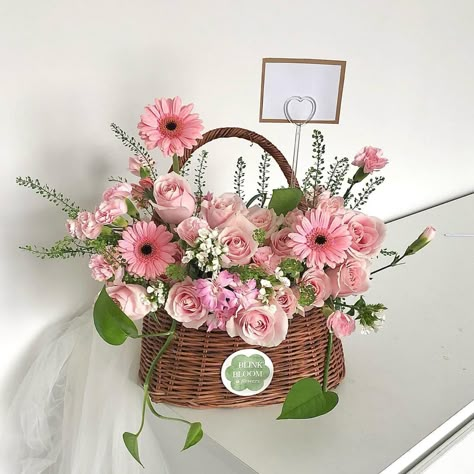 Flower Arrangements In A Basket, Basket Flower Centerpieces, Basket Flower Arrangements, Easter Floral Arrangement, Floristry Design, Luxury Flower Bouquets, Flower Arrangement Designs, Flower Bouquet Diy, Flower Box Gift